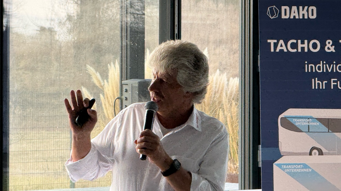 Referent Klaus Dieter Bugiel – fox Courier Leipzig – beim DAKO Kompass 2026 in Jena spricht mit Mikrofon vor DAKO-Aufsteller