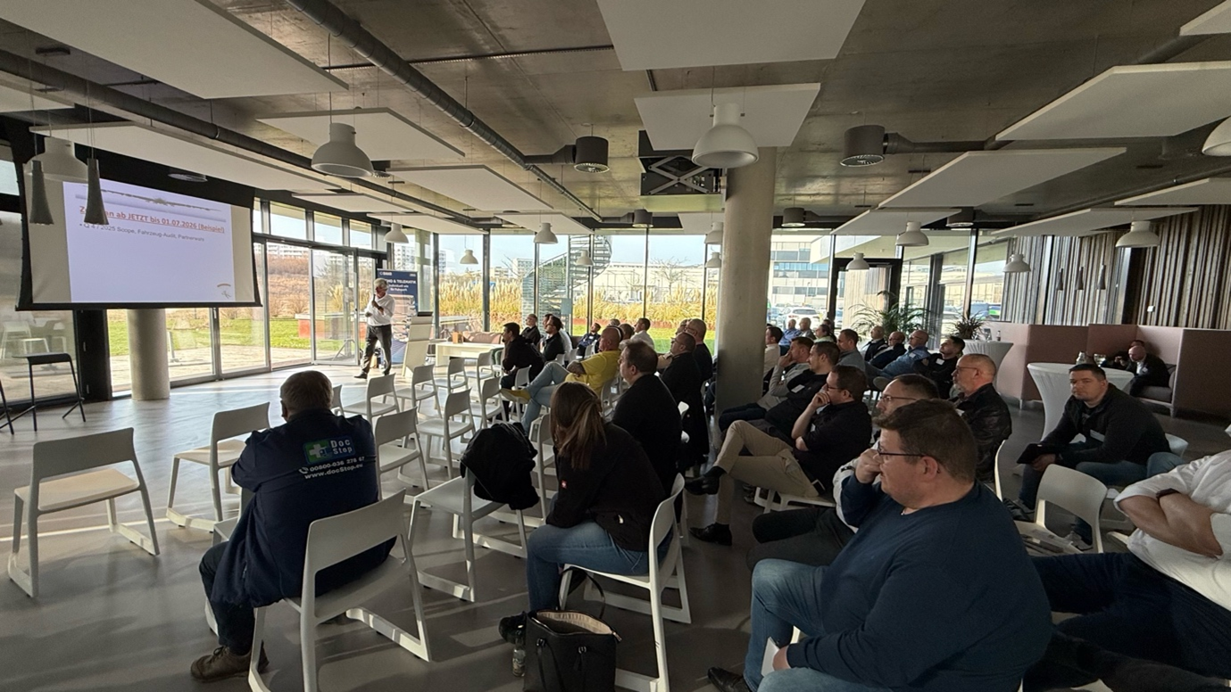 Teilnehmer des DAKO Kompass Fachforums in Jena verfolgen einen Vortrag zum Smart Tachograph Version 2, März 2026